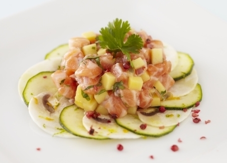 recette-e15221-marinade-de-saumon-aux-fruits-exotiques-salade-de-courgettes-et-champignons-crus-a-la-coriandre-fraiche